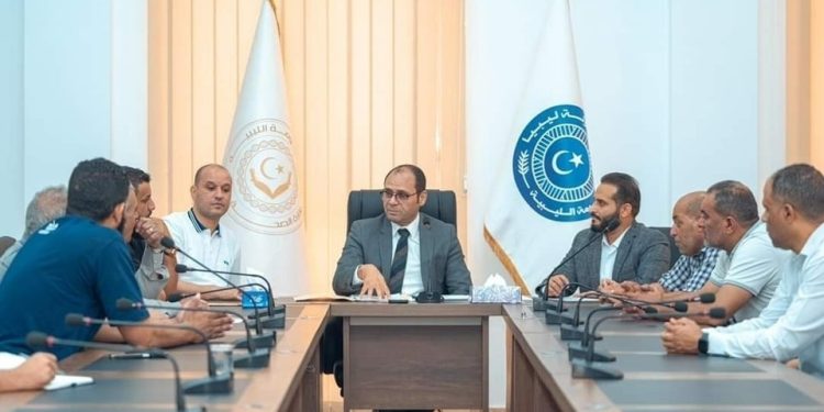 عثمان عبدالجليل يوجه بحل مشكلات القطاع الصحي ببلدية الساحل