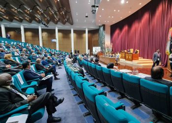 مجلس النواب يصوت بسحب صفة القائد الأعلى من الرئاسي والأخير يعقد اجتماعاً طارئاً في طرابلس