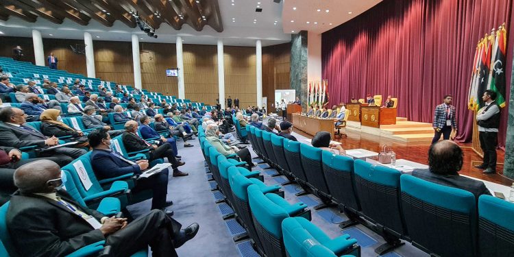 مجلس النواب يصوت بسحب صفة القائد الأعلى من الرئاسي والأخير يعقد اجتماعاً طارئاً في طرابلس