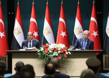 بلومبيرغ.. مصر وتركيا تتسابقان لحل الأزمة الليبية وإنهاء الحصار النفطي