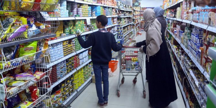 ضريبة الدولار ..متى يتنفس المواطن الصعداء؟