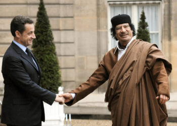 القذافي ومتابعة ساركوزي قضائيا ..تمويل انتخابي ومقايضات دبلوماسية