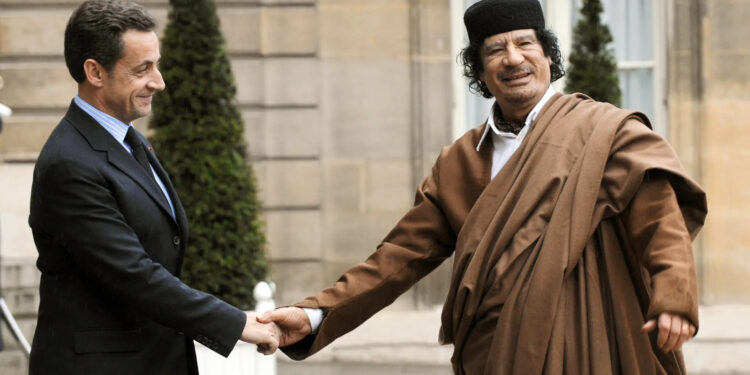 القذافي ومتابعة ساركوزي قضائيا ..تمويل انتخابي ومقايضات دبلوماسية