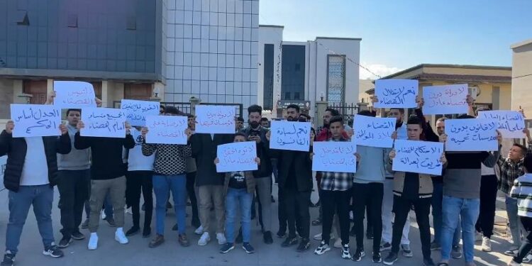 شباب من مصراتة يطالبون باستقلال القضاء وسيادة القانون