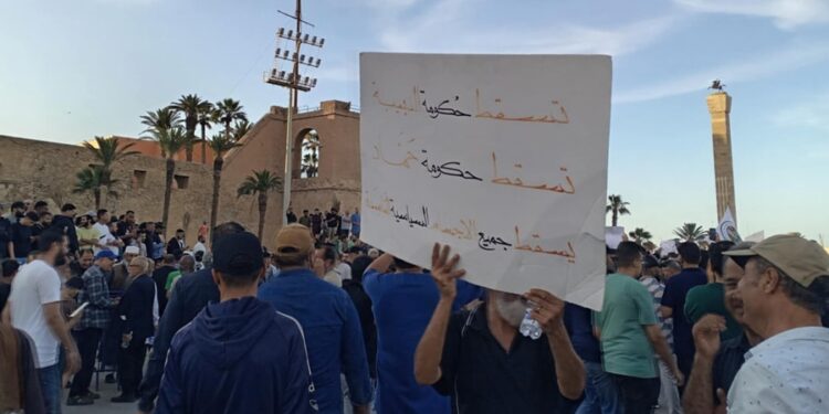 مطالبات بتنحي الدبيبة عن السلطة وتحذيرات من استهداف المتظاهرين