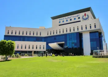 بلومبيرغ: عجز مؤسسة النفط عن الدفع يهدد توافر المنتجات الأساسية مثل البنزين