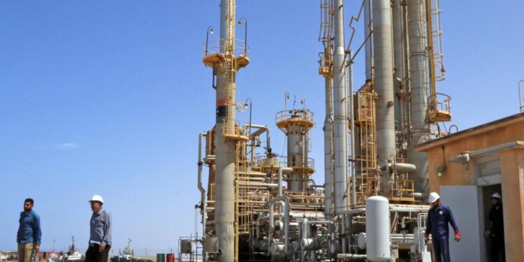 تقرير أممي: 3 مليارات دولار قيمة النفط المهرب خارج ليبيا و40% من النفط تملكه عائلتا الدبيبة وحفتر