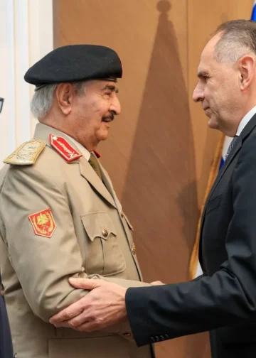 الهجرة غير النظامية..محور مباحثات حفتر ووزير خارجية اليونان