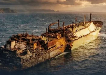 ناقلة غاز روسية منكوبة قبالة السواحل الليبية: تحركات ميدانية عاجلة وطمأنة بشأن المخاطر البيئية