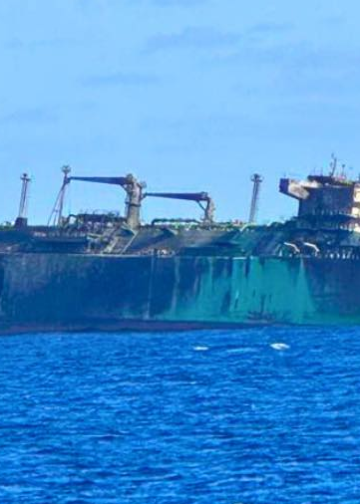 متابعة مكثفة لاحتواء وضع ناقلة نفط روسية قبالة سواحل زوارة