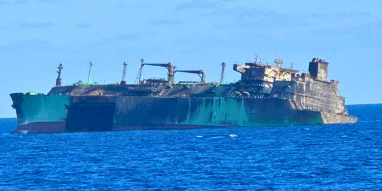 متابعة مكثفة لاحتواء وضع ناقلة نفط روسية قبالة سواحل زوارة