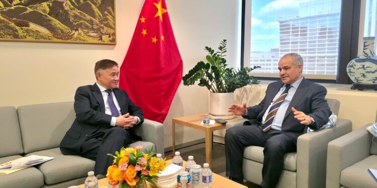 محافظ مصرف ليبيا المركزي يتفق مع نظيره الصيني على إطلاق التعاملات المصرفية المباشرة