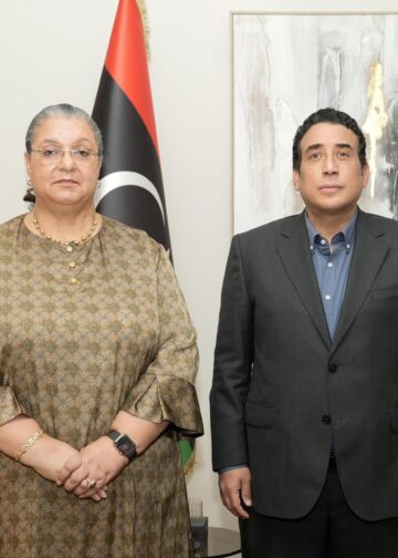 المنفي يؤكد للمبعوثة الأممية التمسك بالمرجعيات الدستورية والسيادة الوطنية