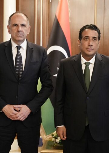 المنفي ووزير خارجية اليونان يبحثان تعزيز الاستقرار في المتوسط