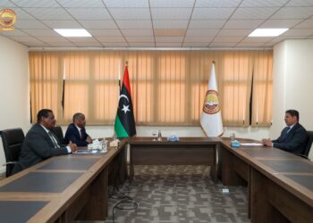 بعد حظر “الحكومة في بنغازي” وانتقادات دولية: البرلمان يبحث أوضاع النازحين مع القنصل السوداني
