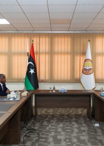 بعد حظر “الحكومة في بنغازي” وانتقادات دولية: البرلمان يبحث أوضاع النازحين مع القنصل السوداني