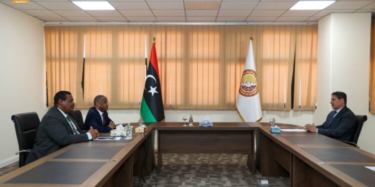 بعد حظر “الحكومة في بنغازي” وانتقادات دولية: البرلمان يبحث أوضاع النازحين مع القنصل السوداني