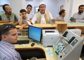 زيادة الرواتب.. حل أم تعميق لمشكلة؟