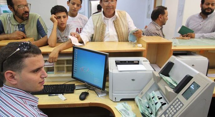 زيادة الرواتب.. حل أم تعميق لمشكلة؟