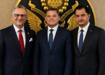 أفريكا إنتليجنس: بولس يـُسابق الزمن لفرض صفقة تُهمّش الدبيبة وتُصعّد “صدام حفتر”