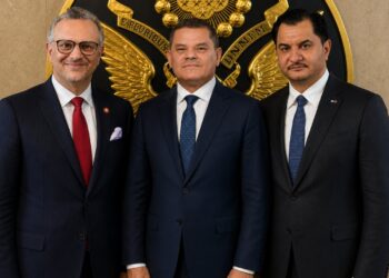 أفريكا إنتليجنس: بولس يـُسابق الزمن لفرض صفقة تُهمّش الدبيبة وتُصعّد “صدام حفتر”