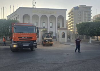 حراك “أبناء سوق الجمعة” يعلن إعادة فتح المؤسسات الحكومية في طرابلس ويتمسّك بالمطالبة بإسقاط الحكومة