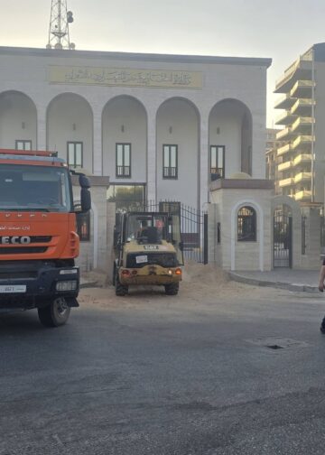 حراك “أبناء سوق الجمعة” يعلن إعادة فتح المؤسسات الحكومية في طرابلس ويتمسّك بالمطالبة بإسقاط الحكومة