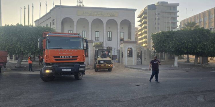 حراك “أبناء سوق الجمعة” يعلن إعادة فتح المؤسسات الحكومية في طرابلس ويتمسّك بالمطالبة بإسقاط الحكومة