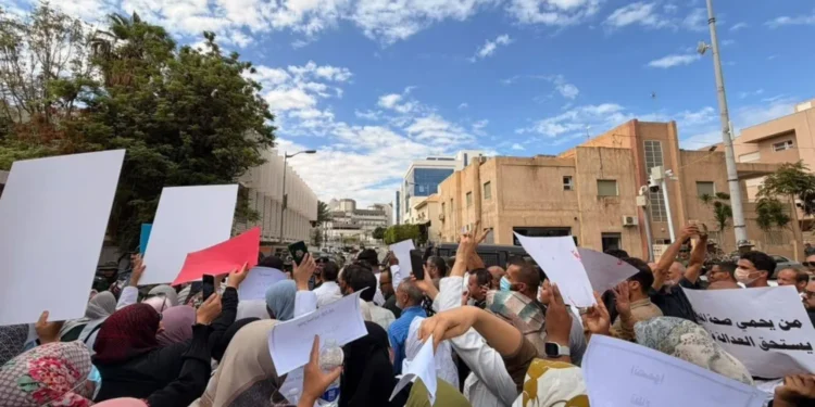 من التعليم والصحة للطيران المدني.. رقعة الاحتجاجات تتّسع
