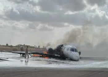 مالكة الطائرة المتحطمة بمصراتة تنفي قيادة طاقمها تحت تأثير الكحول وتؤكد تعاونها في التحقيقات