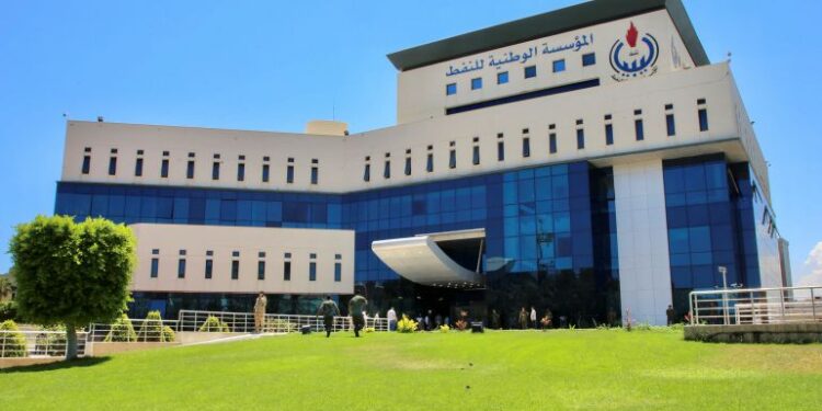 النيابة تكشف واقعة تسريب معلومات نفطية إستراتيجية لشركة أجنبية.. ما التفاصيل؟