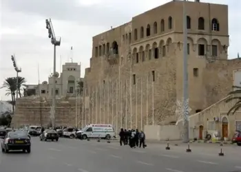 صحيفة بوليتيكو: إطلاق النار على موكب دبلوماسي بريطاني في طرابلس في يونيو الماضي
