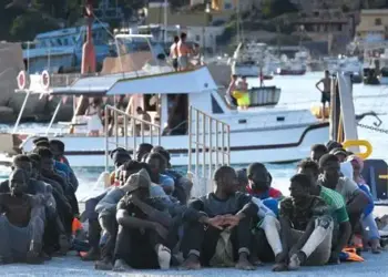 الغارديان: صور توثق إلقاء مجموعة تابعة للواء 111 بطرابلس مهاجرين في البحر أمام سفينة تابعة لمنظمة إنقاذ إيطالية