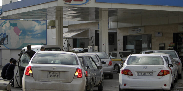 النيابة العامة.. كشف مخالفات في توريد المحروقات