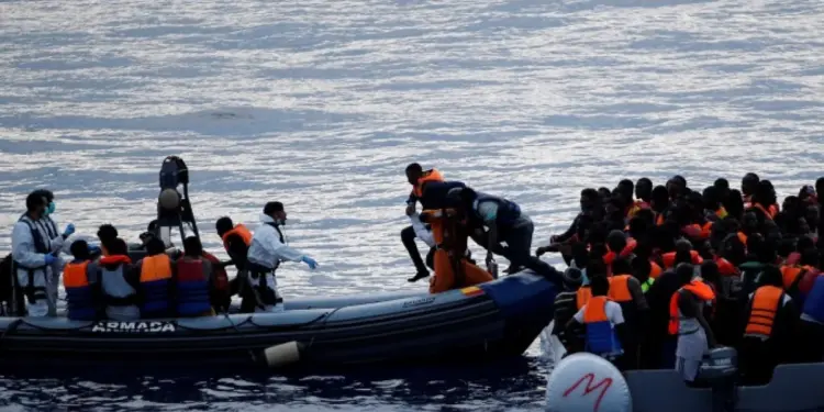 قوة تابعة للقيادة العامة تستهدف قاربا يقل مهاجرين عزل