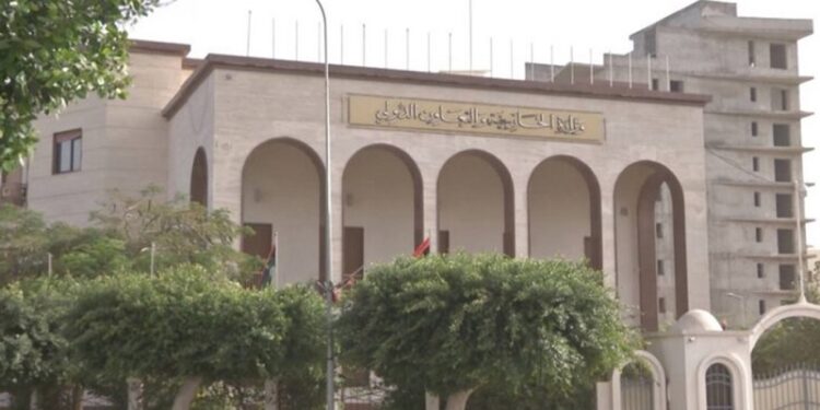 مركز بحثي: عن أيّ دبلوماسية نتحدث وليبيا بلا وزير خارجية حاضر وبلا سياسة خارجية مفهومة؟