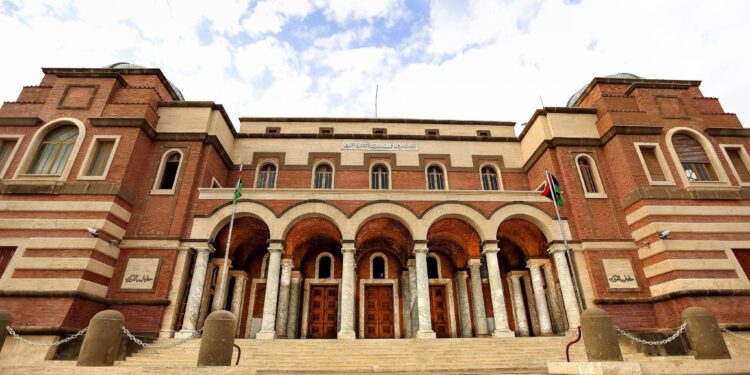 محلل اقتصادي: الوضع الاقتصادي في البلاد كارثي بسبب شح السيولة