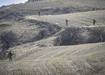 تايم تورك: استكمال التحقيقات الميدانية في موقع تحطم طائرة الحداد قرب أنقرة وبدء إزالة الحطام