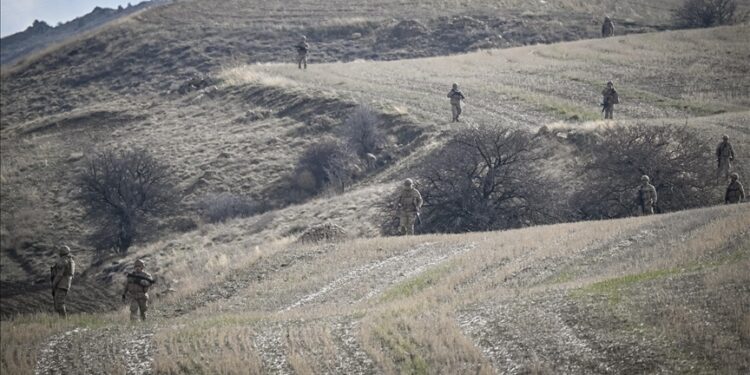 تايم تورك: استكمال التحقيقات الميدانية في موقع تحطم طائرة الحداد قرب أنقرة وبدء إزالة الحطام
